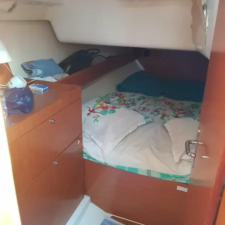 Bateau D'hote Charles Edward Hotel en barco