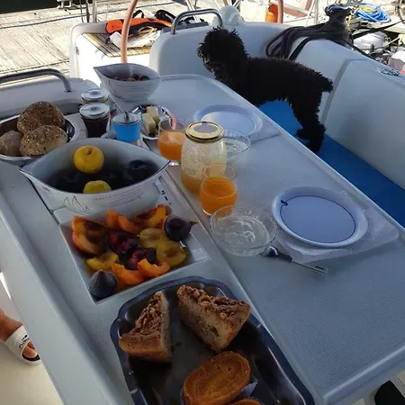 Bateau D'hote Charles Edward Hotel en barco